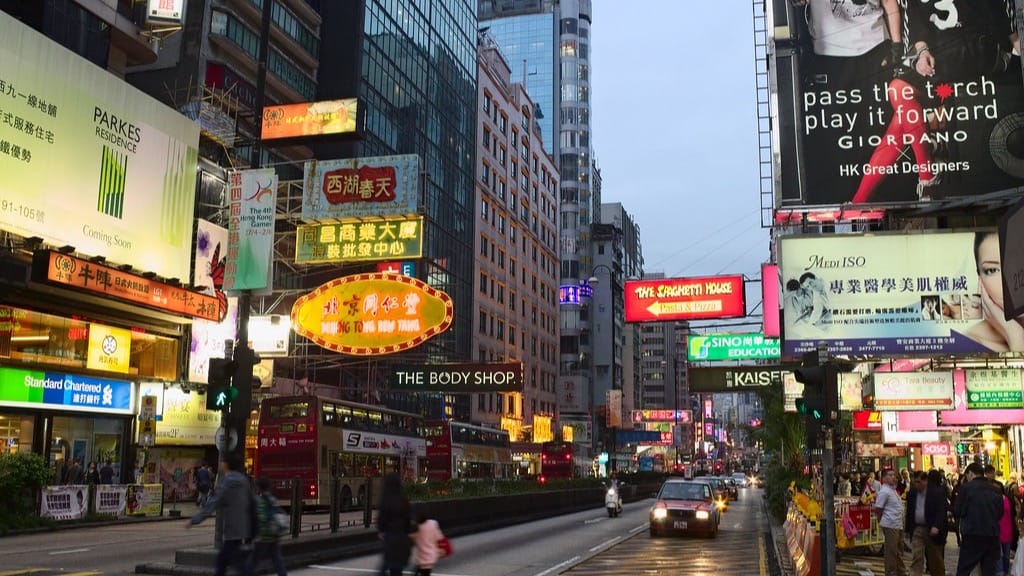 扫码时代，为什么香港人还随身带一叠信用卡？｜内地生活者的香港信用卡实操笔记
